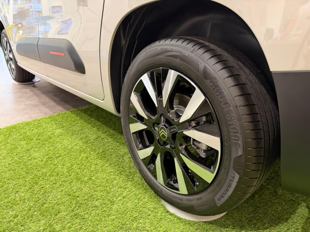 展示車を入れ替えました！話題の最新モデルをショールームで🚙